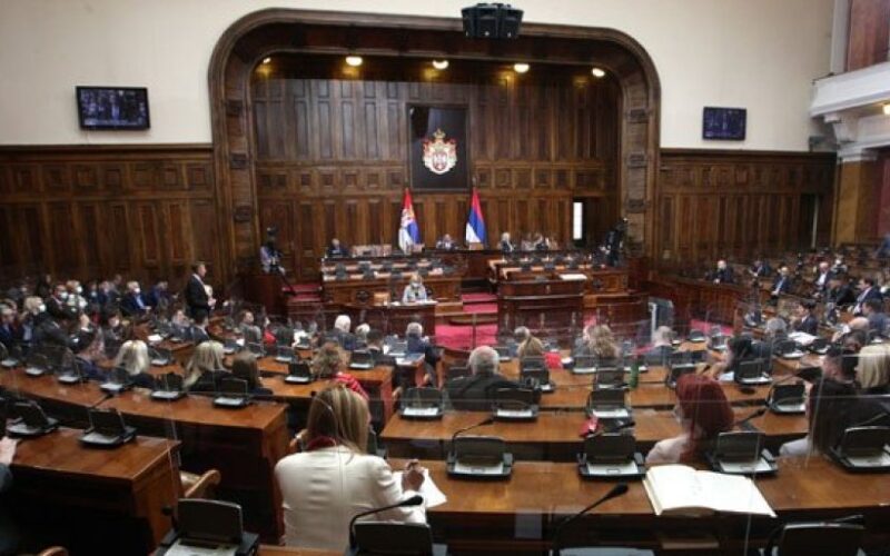 Vanredno zasedanje Skupštine: Deo proevropske opozicije uz zvižduke i povike ometa rad