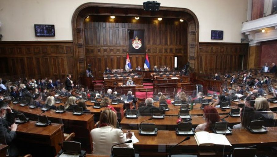 Vanredno zasedanje Skupštine: Deo proevropske opozicije uz zvižduke i povike ometa rad