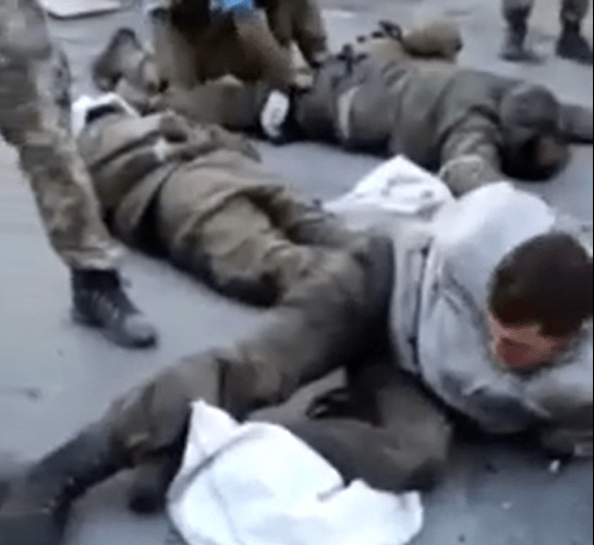 Stravični snimci mučenja i ubijanja ruskih vojnika od strane Ukrajinaca (Video 18+)