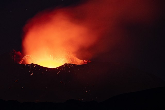 Otkrivena ogromna podzemna vatrena reka koja „hrani“ vulkane širom sveta