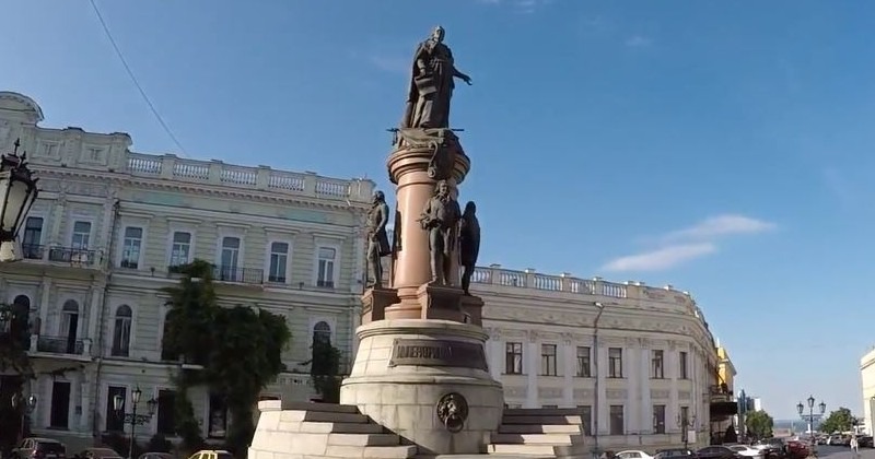 Zelenski će razmotriti zamenu statue Кatarine Velike spomenikom gej porno zvezdi