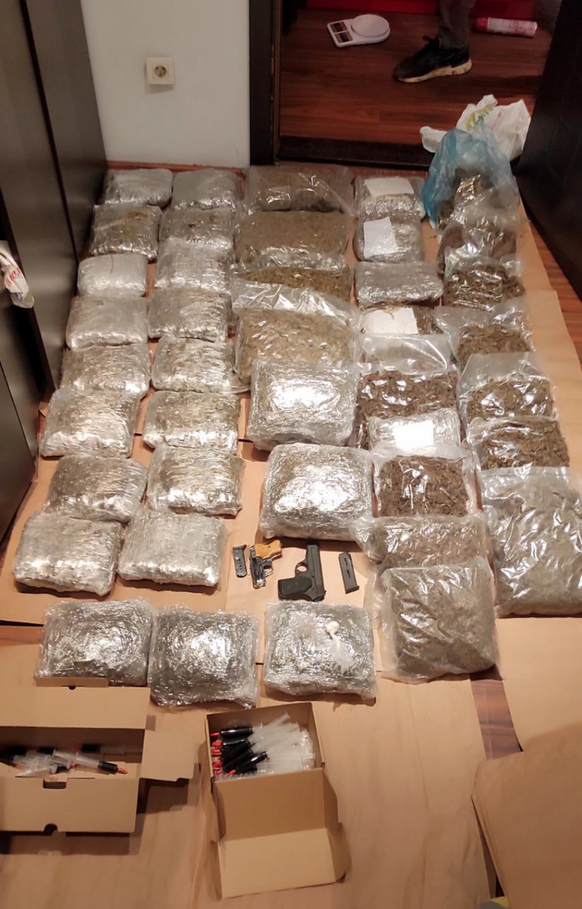 VELIKA AKCIJA POLICIJE NA NOVOM BEOGRADU Zaplenjeno 20 kilograma droge, oružje i novac