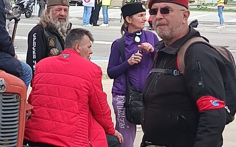 Govore za pristalice SNS da su krezubi, a pogledajte blokadere ispred Skupštine (FOTO)