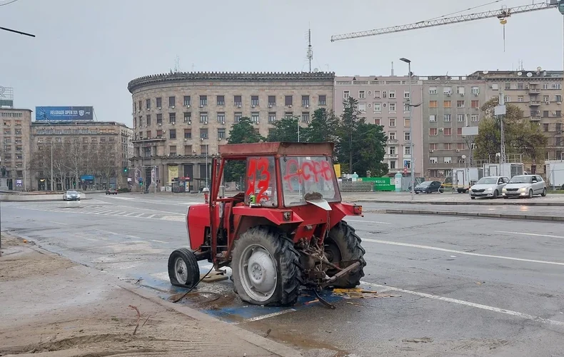 (FOTO) PIONIRSKI PARK I SKUPŠTINA JUTRO POSLE PROTESTA Ulice prohodne, traktori urnisani, policija i dalje obezbeđuje park