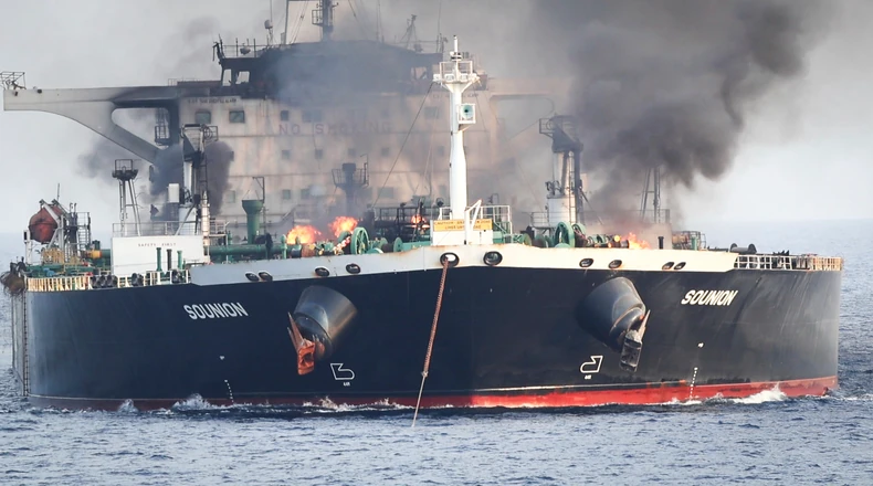 (VIDEO) Snimljen TRENUTAK SUDARA teretnog broda i naftnog tankera u Severnom moru: Eksplozije odjekivale, BUKNUO PLAMEN