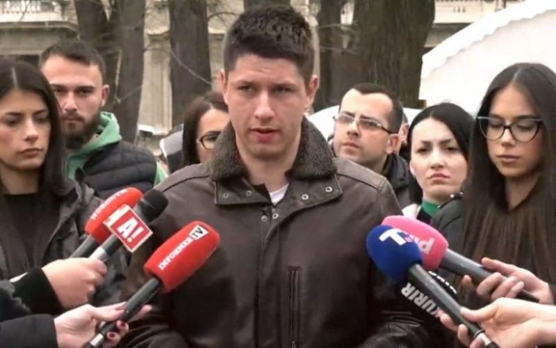 NAPADNUT STUDENT MILOŠ PAVLOVIĆ: Muškarac uleteo u Pionirski park, udario ga i isprskao ga biber sprejem