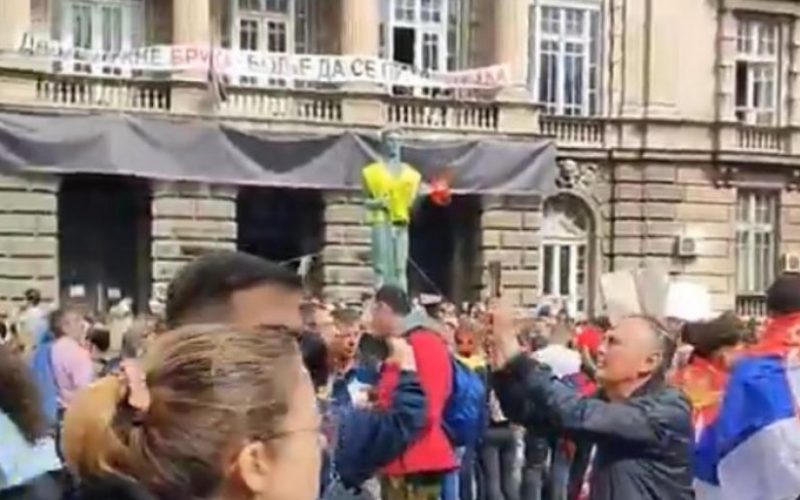 „DAN ZA UBITI VUČIĆA“ Ponoševa poslanica skandaloznom aluzijom na mrežama priziva najcrnji scenario