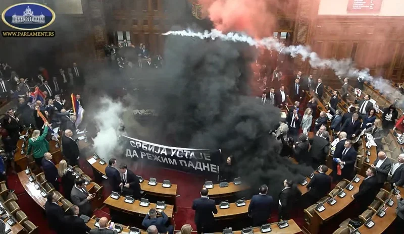 PO UGLEDU NA KURTIJA OPOZICIJA ZAPALILA DIMNE BAKLJE U SKUPŠTINI SRBIJE! Poslanica doživela moždani udar