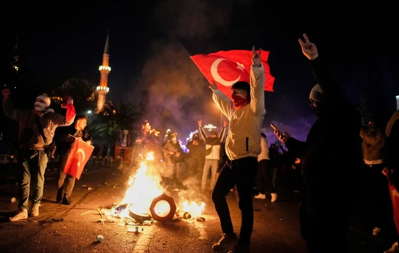 (FOTO) GORI TURSKA TREĆU NOĆ ZAREDOM! Protesti tresu najveće gradove, KLJUČA U ISTANBULU: Policija digla blokade, Erdogan sve zakuvao, a sada besni
