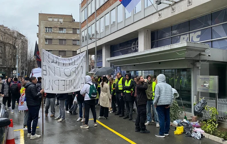Studenti danas nastavili blokadu RTS, trajaće do 21 sat: Sinoć povređen jedan policajac (FOTO)