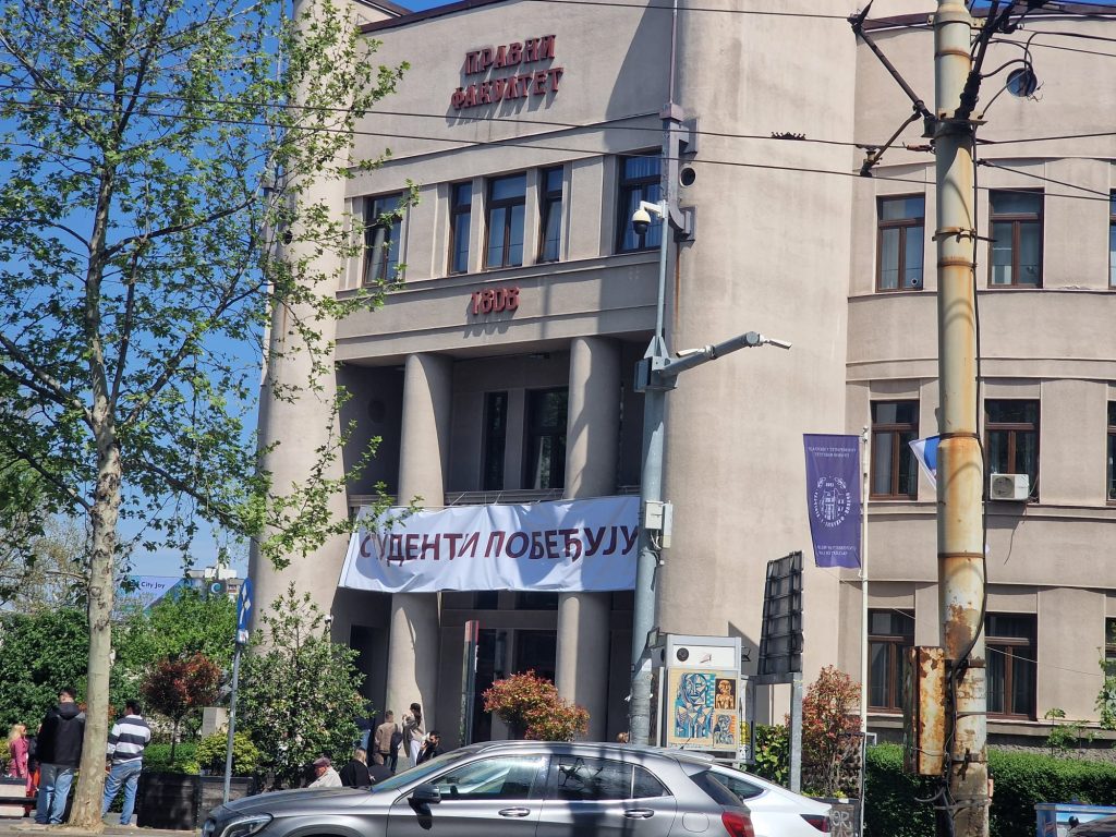 Milisavljević Pravni pretvorio u izborni štab! Transparent „studenti pobeđuju“ okačen preko dekanovog kabineta